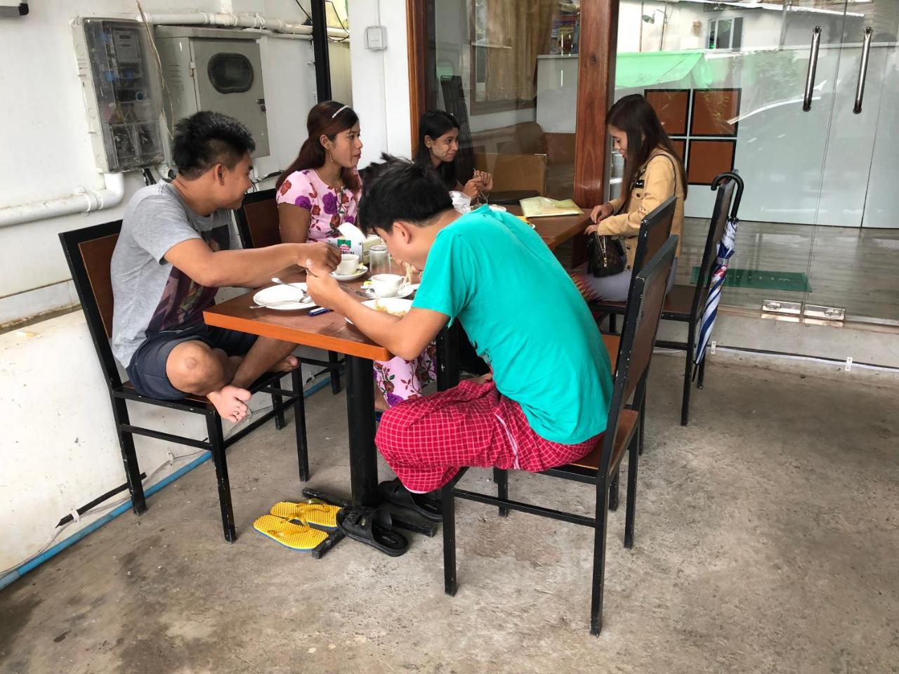 The Lodge Yangon Poshtel Zewnętrze zdjęcie