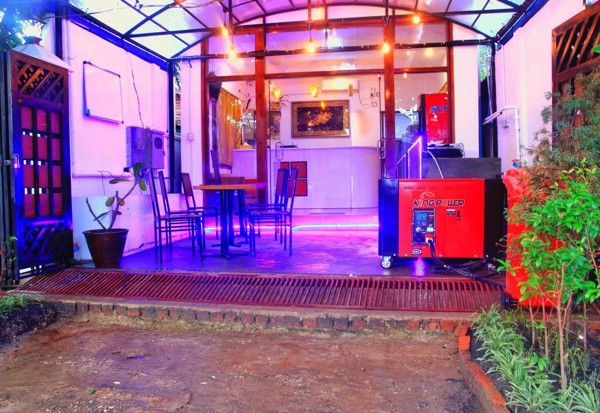 The Lodge Yangon Poshtel Zewnętrze zdjęcie